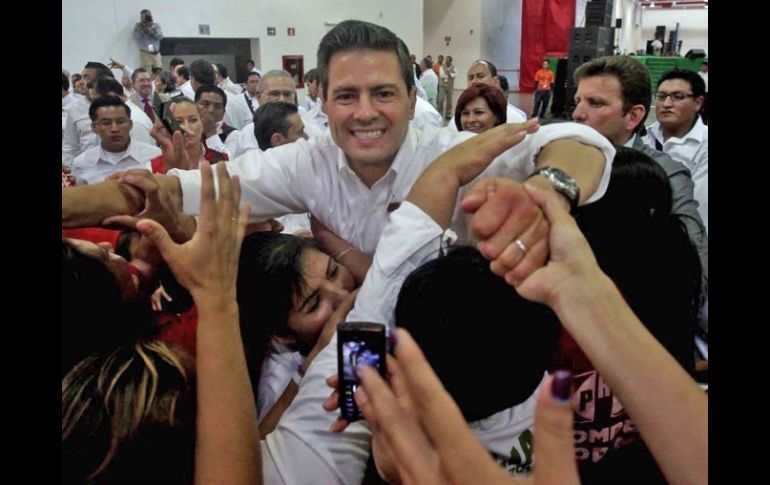 Por su parte, Peña Nieto presenta en YouTube un video donde se muestra el apoyo que recibió de estudiantes. ARCHIVO  /