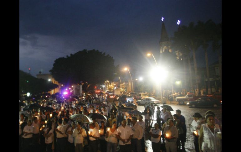 Habitantes de Chapala manifestaron ayer mediante una marcha de la paz, su preocupación ante la ola de hechos violentos.  /