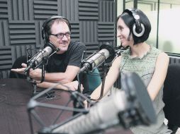 Alfredo Sánchez y Cecilia Fernández, cabezas de ''Señales de Humo'', espacio radiofónico obligado para la comunidad cultural local.  /