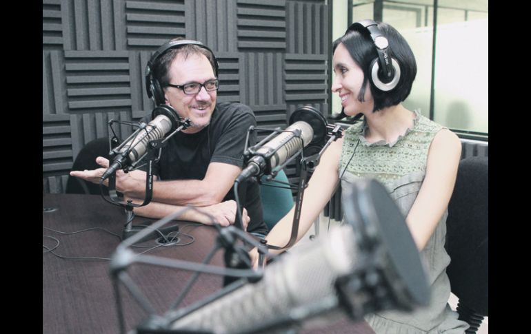 Alfredo Sánchez y Cecilia Fernández, cabezas de ''Señales de Humo'', espacio radiofónico obligado para la comunidad cultural local.  /