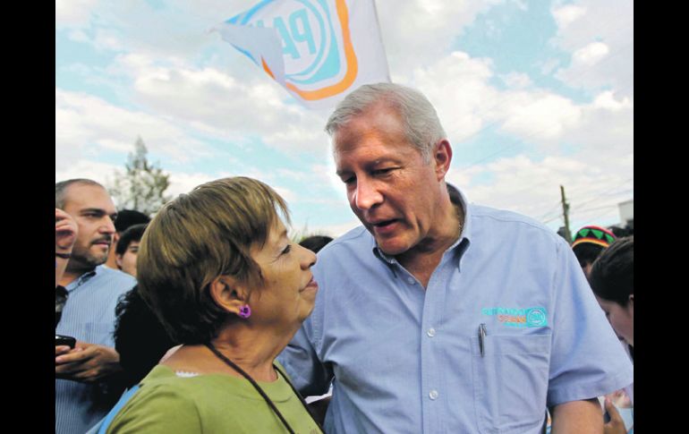 Fernando Guzmán escuchó las demandas de vecinos y comerciantes en la colonia Hacienda San José.  /