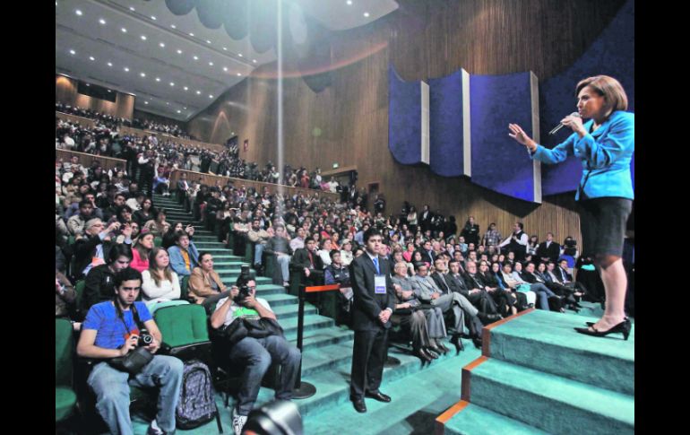 La panista Josefina Vázquez Mota habló ante los estudiantes de la Universidad La Salle. EL UNIVERSAL  /