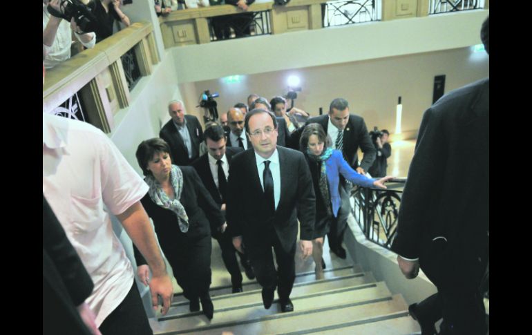 El presidente electo, François Hollande, llega a la sede del Partido Socialista para despedirse antes de asumir su mandato. AFP  /