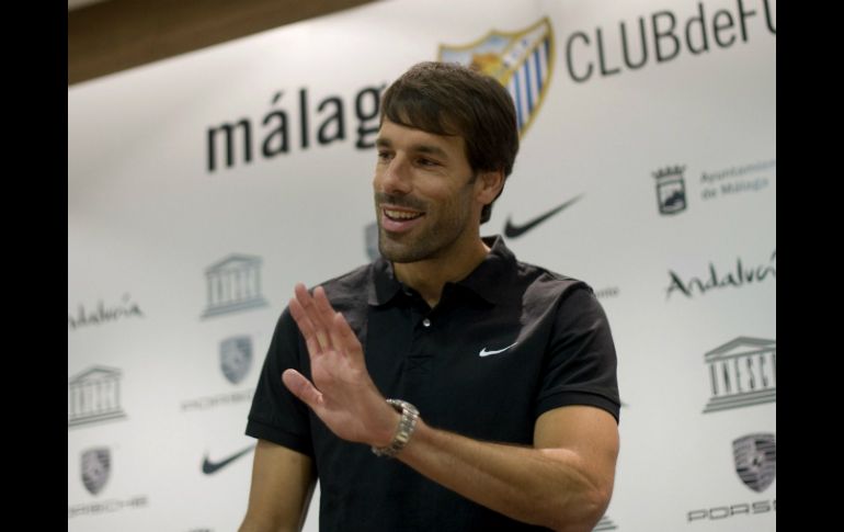 Nistelrooy anunció ayer que pone punto y final a su carrera futbolística. AFP  /