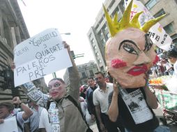 Integrantes del SNTE se manifiestan contra Gabriel Quadri y Elba Esther Gordillo, en la marcha por el Día del Maestro. NTX  /