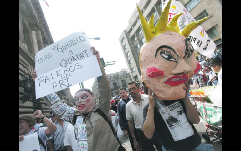 Integrantes del SNTE se manifiestan contra Gabriel Quadri y Elba Esther Gordillo, en la marcha por el Día del Maestro. NTX  /