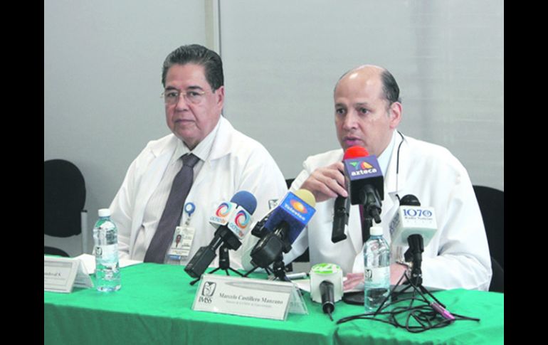 Mario Sandoval Sandoval, coordinador de Trasplantes, y Marcelo Castillero Manzano, director del Centro Médico. ESPECIAL  /