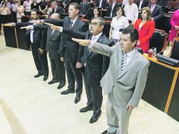 Los cinco magistrados del Tribunal Electoral de Jalisco rindieron ayer protesta en el Legislativo.  /