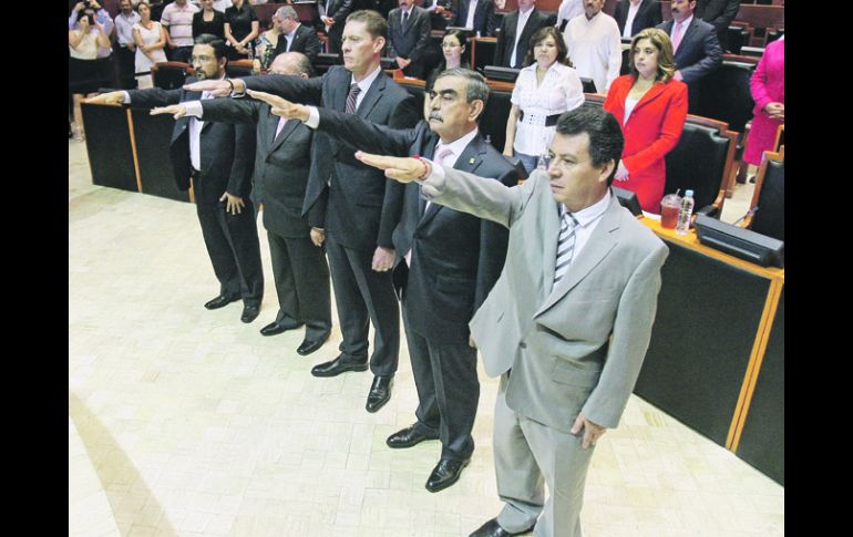 Los cinco magistrados del Tribunal Electoral de Jalisco rindieron ayer protesta en el Legislativo.  /