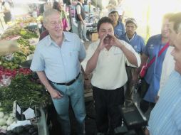 Fernando Guzmán realizó ayer un recorrido por un tianguis de la colonia Santa Eduwiges. ESPECIAL  /