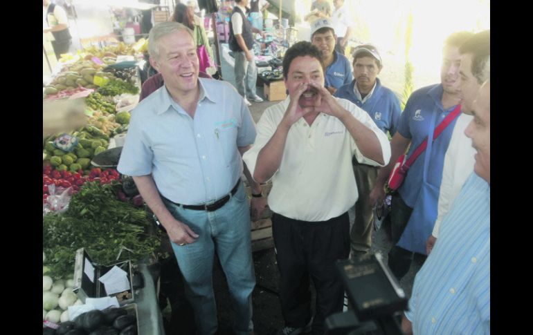 Fernando Guzmán realizó ayer un recorrido por un tianguis de la colonia Santa Eduwiges. ESPECIAL  /