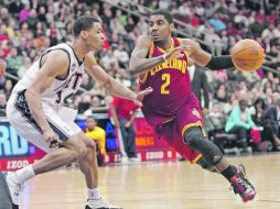 Kyrie Irving (2) se convirtió en el segundo jugador de los Cavaliers de Cleveland en ganar el premio al Novato del Año. AP  /