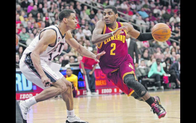 Kyrie Irving (2) se convirtió en el segundo jugador de los Cavaliers de Cleveland en ganar el premio al Novato del Año. AP  /