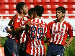 William Guzman de Chivas celebrando su gol ante la escuadra rojinegra. MEXSPORT  /