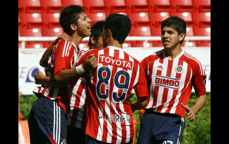 William Guzman de Chivas celebrando su gol ante la escuadra rojinegra. MEXSPORT  /