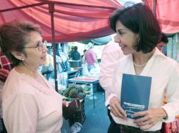 Como ya es parte de su campaña Maricarmen Mendoza acudió a los tianguis y conversó con los vecinos. ESPECIAL  /