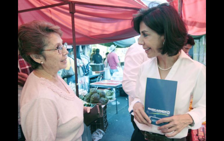 Como ya es parte de su campaña Maricarmen Mendoza acudió a los tianguis y conversó con los vecinos. ESPECIAL  /