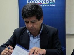 Carlos Villegas, presidente de YPFB, tras la firma de los acuerdos de estudio con Repsol. EFE  /