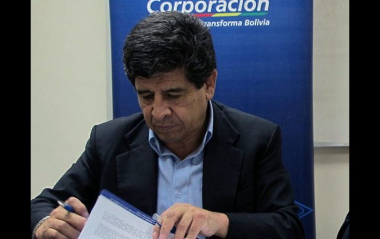 Carlos Villegas, presidente de YPFB, tras la firma de los acuerdos de estudio con Repsol. EFE  /