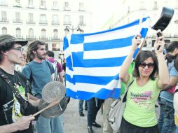 Un grupo de manifestantes despliega la bandera de Grecia en Madrid, en una protesta contra el programa de ajustes. AFP  /