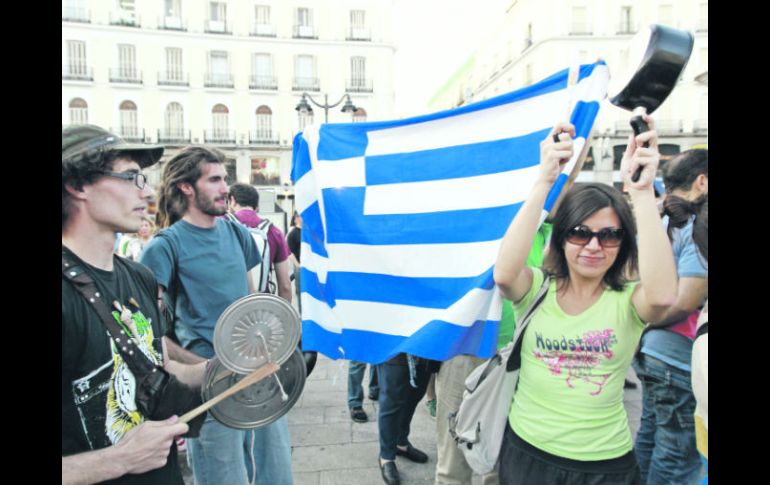 Un grupo de manifestantes despliega la bandera de Grecia en Madrid, en una protesta contra el programa de ajustes. AFP  /