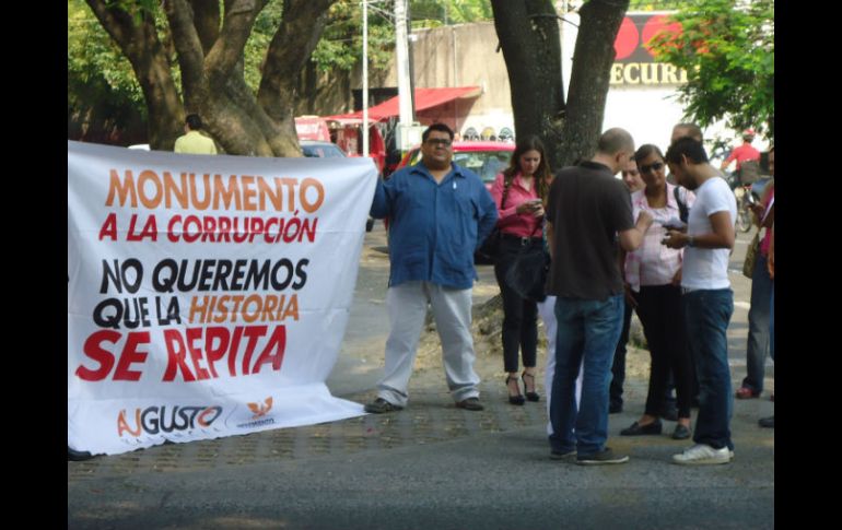 Valencia se manifestó de forma pacífica portando una manta afuera del TRIFE. ESPECIAL  /