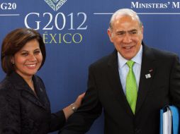 Rosalinda Vélez, secretaria del Trabajo, y José Ángel Gurría, secretario de la OCDE. AFP  /