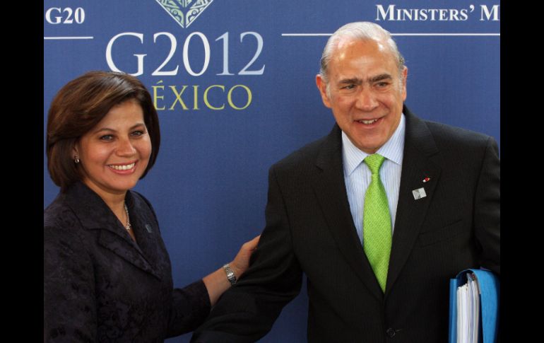 Rosalinda Vélez, secretaria del Trabajo, y José Ángel Gurría, secretario de la OCDE. AFP  /