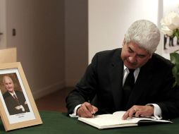 El embajador de México en España, Francisco Javier Ramírez Acuña firmó el libro de condolencias. NTX  /