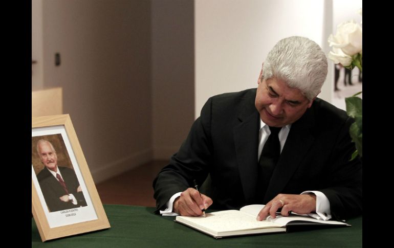 El embajador de México en España, Francisco Javier Ramírez Acuña firmó el libro de condolencias. NTX  /