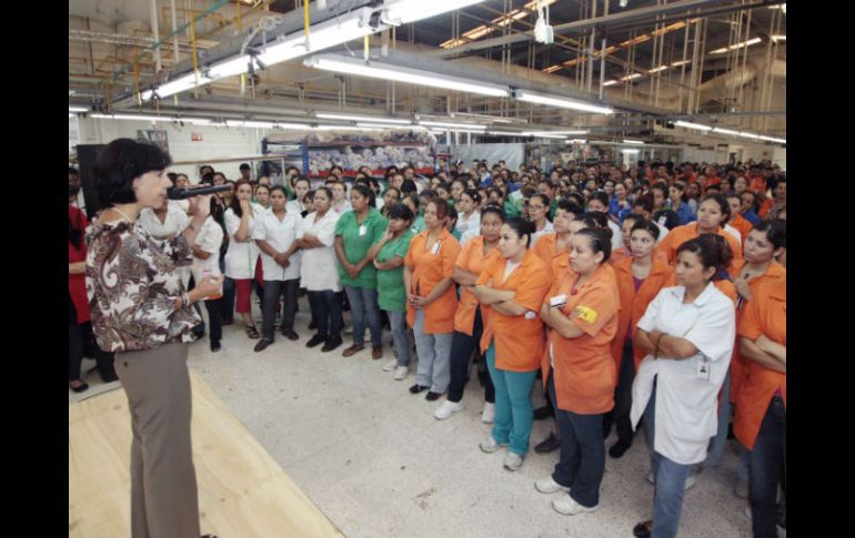  Maricarmen Mendoza presenta sus propuestas a empleados-en su mayoría mujeres- de empresa textilera. ESPECIAL  /