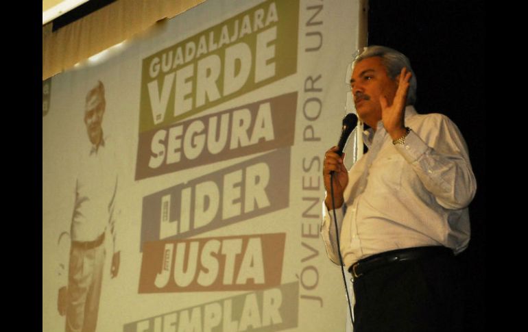 Alberto Cárdenas Jiménez, asistió a un evento con jóvenes estudiantes de la Universidad Enrique Díaz de León. ESPECIAL  /