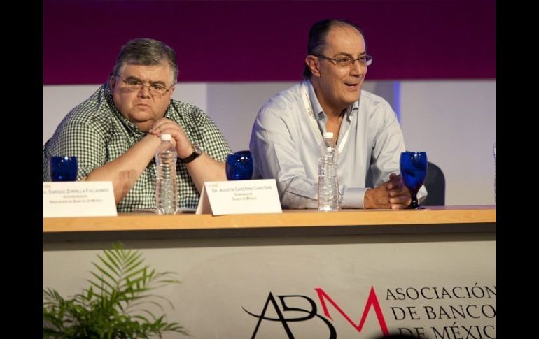 El presidente de la ABM, Jaime Ruiz (d), y el gobernador del Banxico, Agustín Carstens (i), en el marco de la convención bancaria. EFE  /