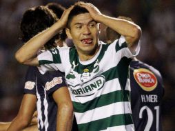 Oribe Peralta se sorprende por una falla en el partido. REUTERS  /