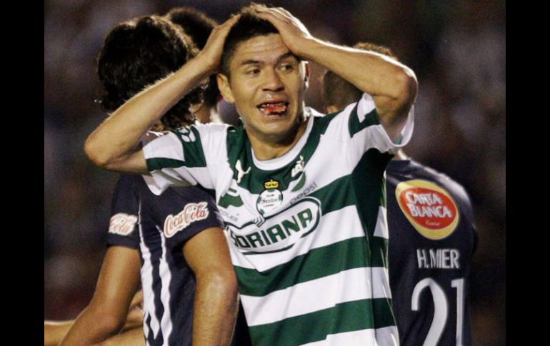 Oribe Peralta se sorprende por una falla en el partido. REUTERS  /