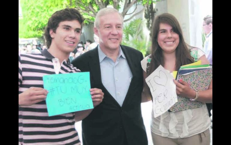 Estudiantes del CUCEA manifiestan mediante mensajes improvisados su apoyo a Fernando Guzmán. ESPECIAL  /