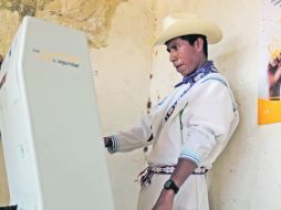 Un habitante de San Andrés Cohamiata descubre cómo se utiliza la urna electrónica.  /