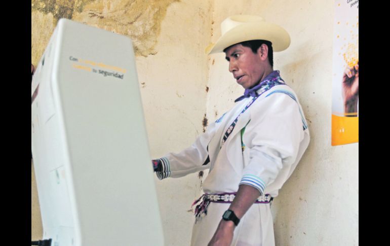 Un habitante de San Andrés Cohamiata descubre cómo se utiliza la urna electrónica.  /