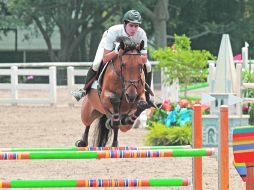 Pedro Morales, del Club Ecuestre Internacional, conquistó la prueba de 1.30 metros a lomos de ''Carusso''.  /