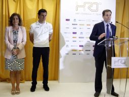 El jefe del equipo HRT durante la presentación junto al piloto oficial Pedro de la Rosa y la alcaldesa de Madrir Ana Botella. EFE  /