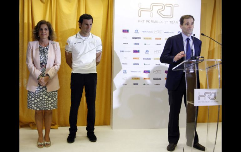 El jefe del equipo HRT durante la presentación junto al piloto oficial Pedro de la Rosa y la alcaldesa de Madrir Ana Botella. EFE  /