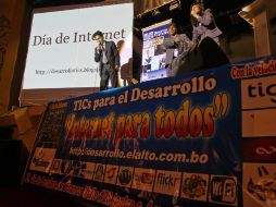 Un hombre habla en el acto ''Internet, redes sociales y tecnología móvil para la educación y desarrollo de jóvenes'' en La Paz. EFE  /