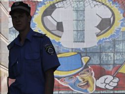 Un policía vigila la 'Fan Zone' en Kiev previo al inicio de la Euro 2012. REUTERS  /