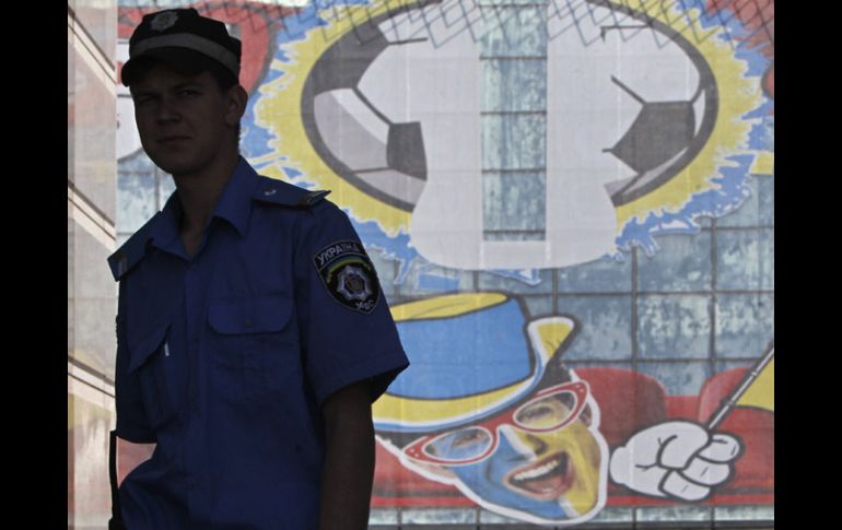 Un policía vigila la 'Fan Zone' en Kiev previo al inicio de la Euro 2012. REUTERS  /