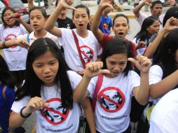 Cerca de 70 integrantes de un grupo llamado Biblemode Youth Filipinas se manifestaron frente al ayuntamiento de la ciudad de Pasay .AP  /