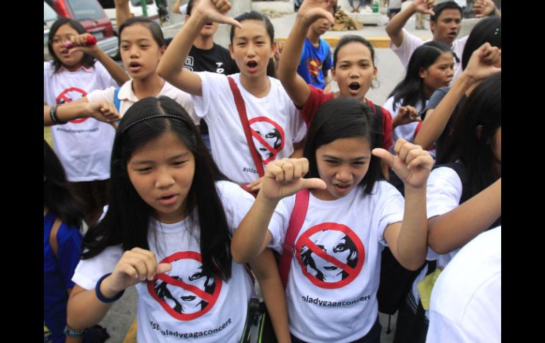 Cerca de 70 integrantes de un grupo llamado Biblemode Youth Filipinas se manifestaron frente al ayuntamiento de la ciudad de Pasay .AP  /