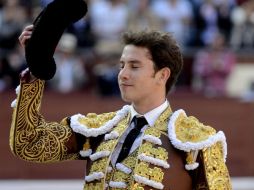 El diestro mexicano Arturo Saldívar saluda al público de Las Ventas que le ovacionó tras la faena a su primer toro. EFE  /