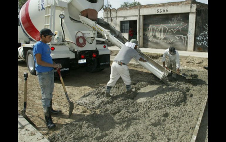 La inversión en pavimentación está concentrada en colonias como Analco, La Perla, González Gallo y Oblatos. ARCHIVO  /