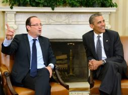 Barack Obama (d) se reúne con el nuevo Presidente francés, Francois Hollande, en la Oficina Oval de la Casa Blanca. REUTERS  /