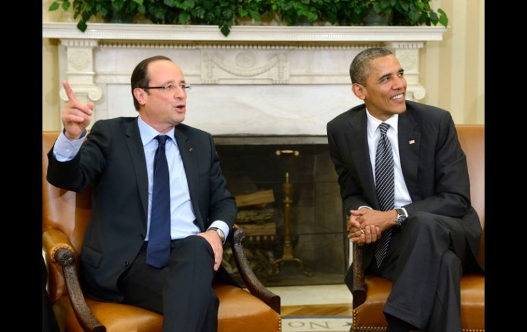 Barack Obama (d) se reúne con el nuevo Presidente francés, Francois Hollande, en la Oficina Oval de la Casa Blanca. REUTERS  /